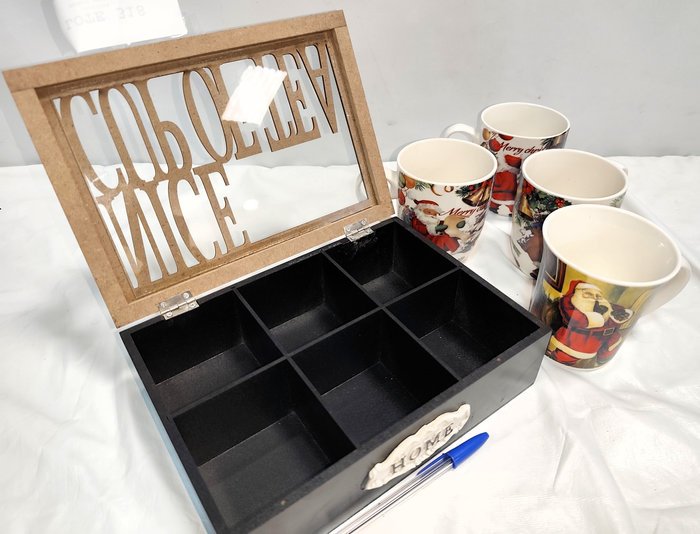 Lote de 4 Tazas Navideñas con Caja de Té de Madera