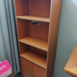 Estantería de madera con dos puertas inferiores - imagen 2