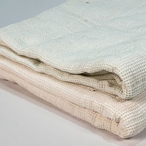 Dos Colchas Blancas de Hilo Cuadrillé - 130x180 cm - imagen 2
