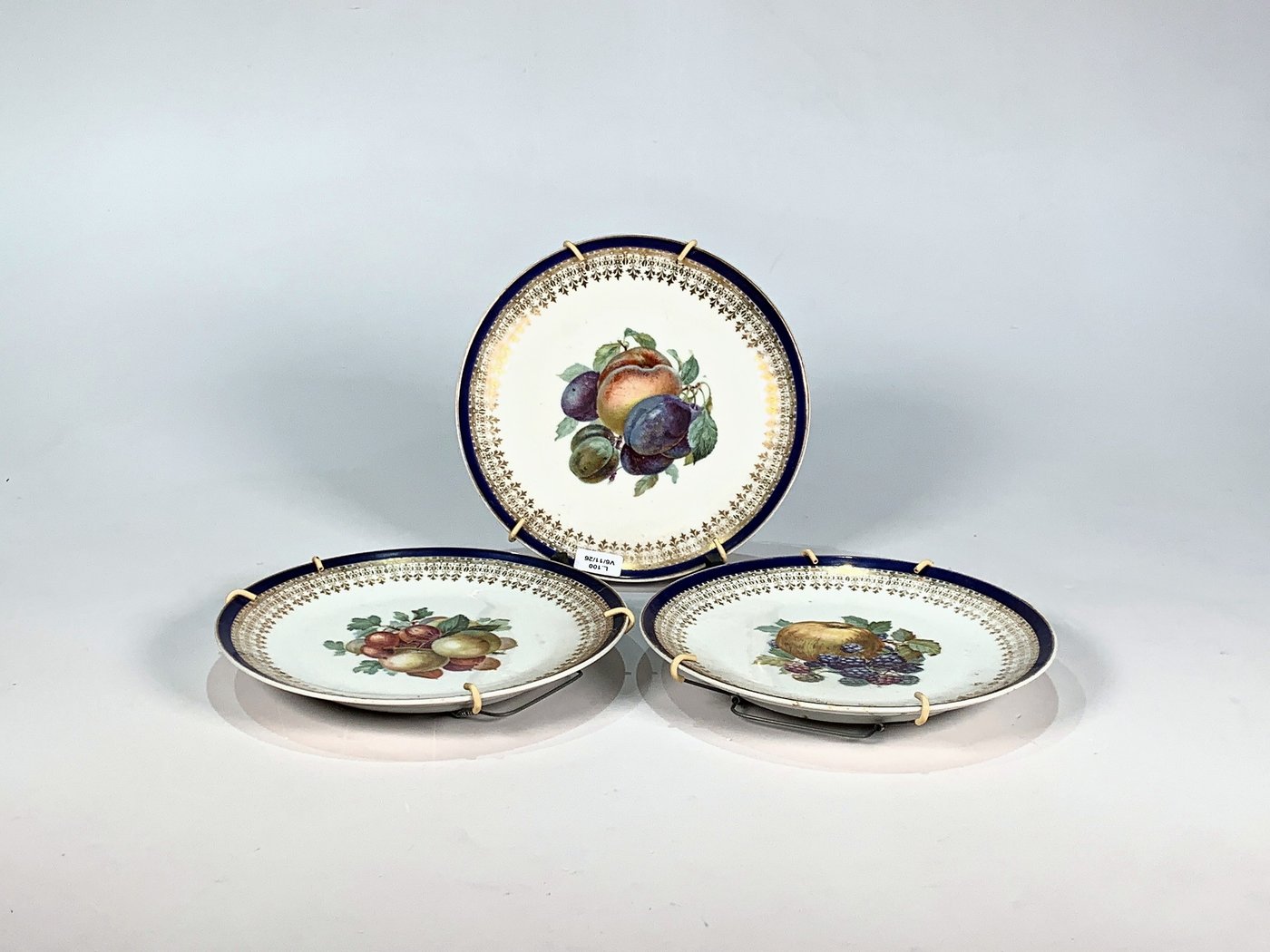 Tres Platos de Porcelana Alemana Beyer & Bock con Frutas y Guarda Azul