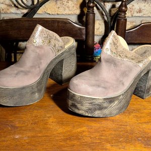 Lote de 5 Pares de Calzado Femenino: Sandalias y Zuecos de Plataforma - imagen 5