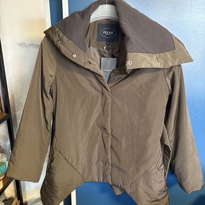 Campera de Abrigo "Plus K" Talle 55 y 66 Color Oliva y Marrón - imagen 1