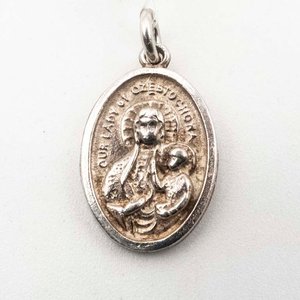 Dije Religioso de Plata: Virgen con Niño y San Juan Pablo II - imagen 1