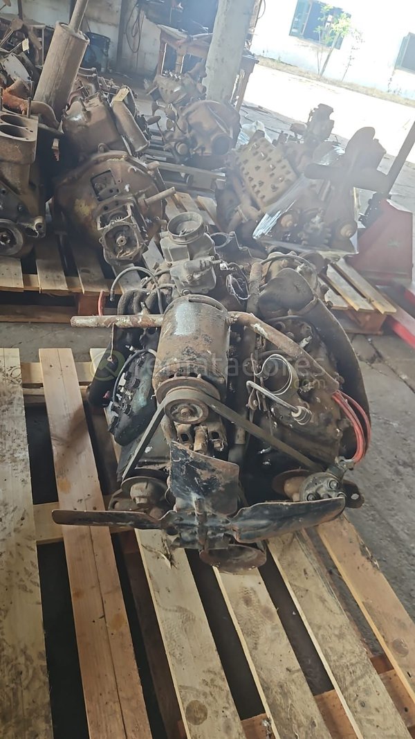 Motor de Combustión Interna Antiguo para Repuestos o Colección