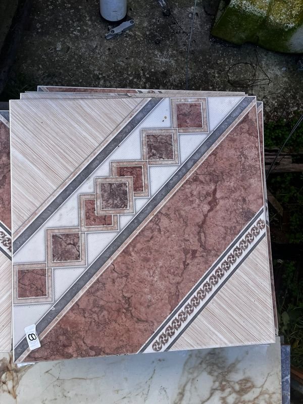 Cerámica para Piso con Diseño Rombo y Bordes Decorativos