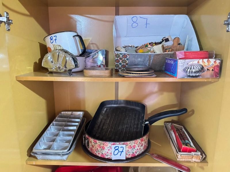 Sartén, torteras y accesorios de cocina en buen estado - imagen 2