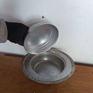 Centro de Mesa Metálico con Tapa y Patas Decoradas - imagen 6