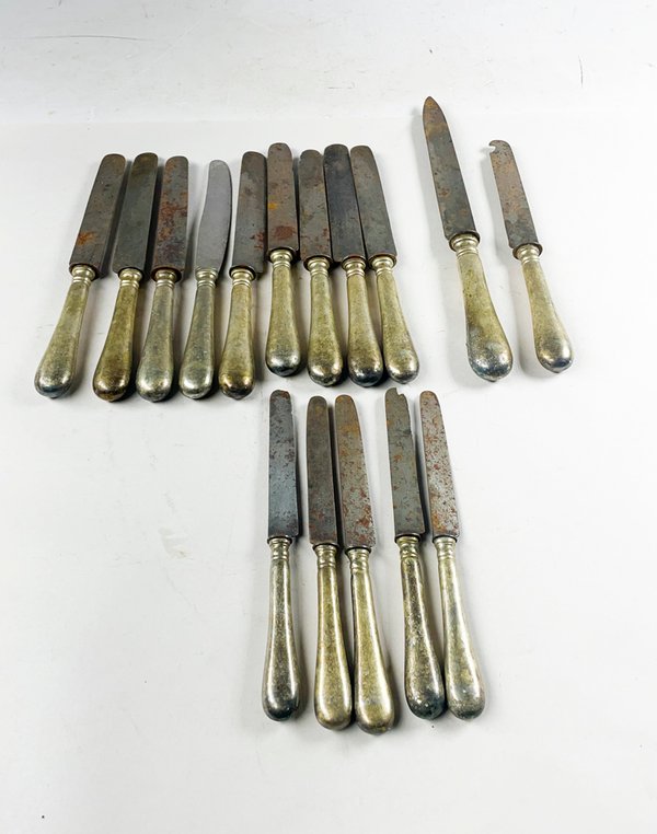 Lote siguiente: Colección de dieciséis cuchillos Christofle en plata con mango de madera