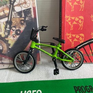 Libros de Bicicletas, Mini Bicicleta Moderna y Cartel de Anuncio - imagen 2