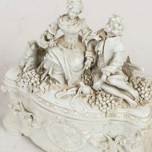 Cofre de Porcelana Biscuit con Figuras y Avería - imagen 2