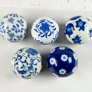 Cinco Esferas Decorativas de Cerámica Azul y Blanca con Diseño Floral - imagen 2