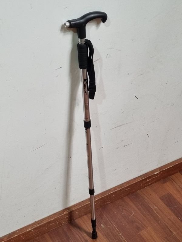 Bastón de Trekking Kabuda Regulable de Aluminio Plateado