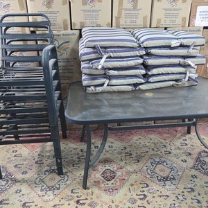 Lote anterior: Juego de Jardín: Mesa Rectangular con Tapa de Vidrio y Sillas Apilables con Almohadones Rayados