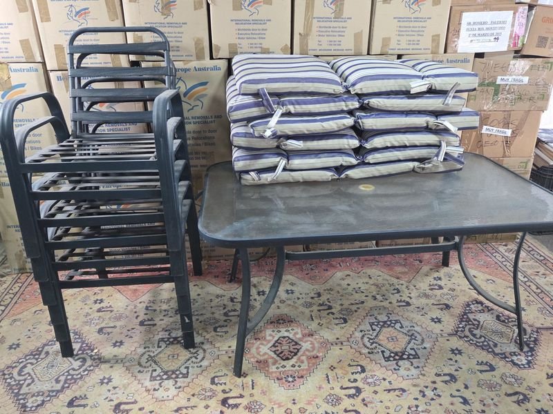 Juego de Jardín: Mesa Rectangular con Tapa de Vidrio y Sillas Apilables con Almohadones Rayados