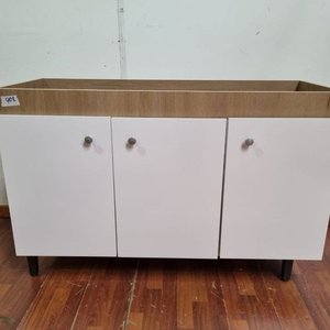 Lote siguiente: Mueble Bajo Mesada Blanco y Madera con 3 Puertas