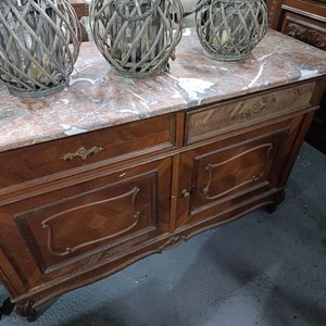 Lote siguiente: Tocador Antiguo de Roble con Base de Mármol y Detalles Labrados