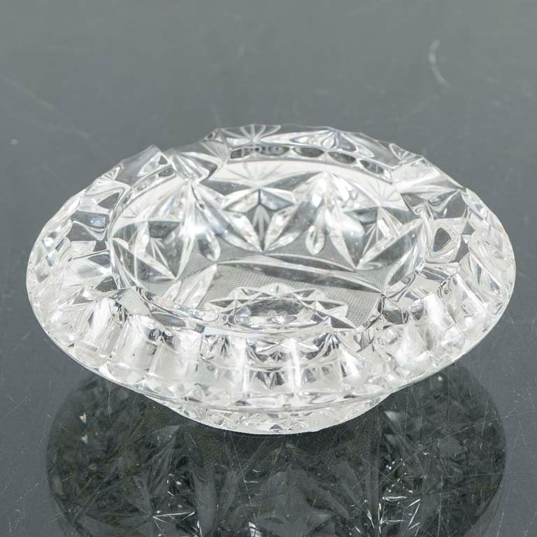 Lote siguiente: Cenicero de cristal tallado - Medidas: 16x5cm