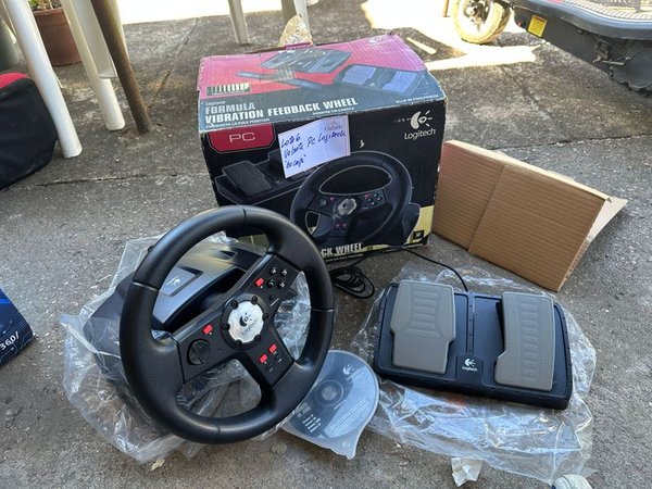 Volante Logitech para PC en caja y PEDALES - imagen 9