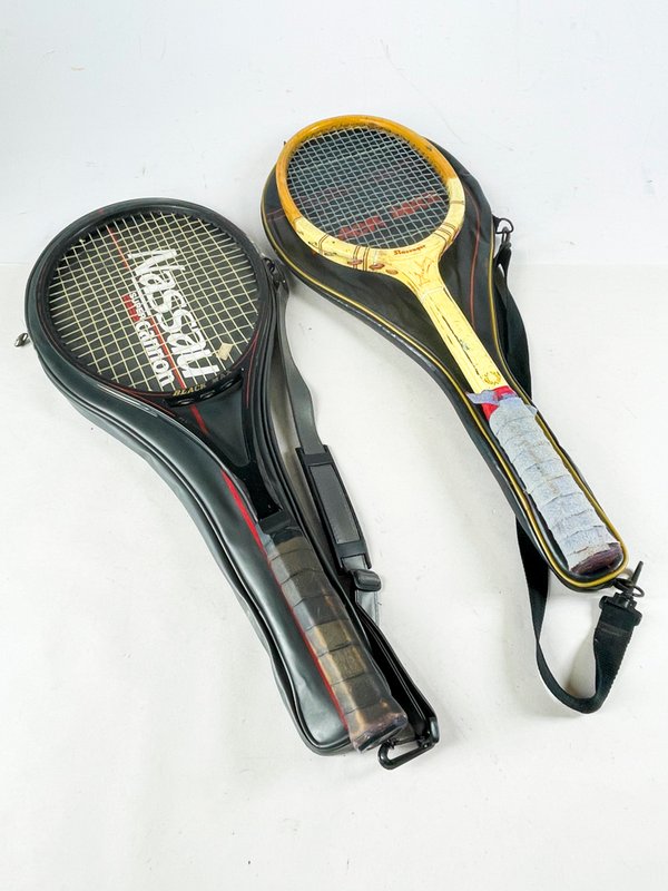 Lote anterior: Dos raquetas de tenis con estuche y firma profesional