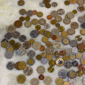 Caja con Monedas de Varios Países y Continentes - imagen 3