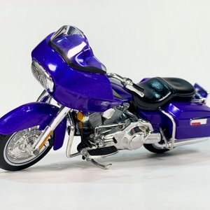 Dos Maquetas Maisto Harley Davidson: FLTR Road Glide Violeta (2000) y FLHT Electra Glide Negra (2019) - imagen 3