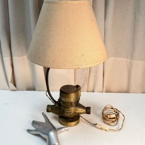 Lote anterior: Lámpara de Mesa Decorativa con Medidor de Bronce