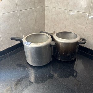 Lote siguiente: Dos Ollas de Aluminio Sin Tapa