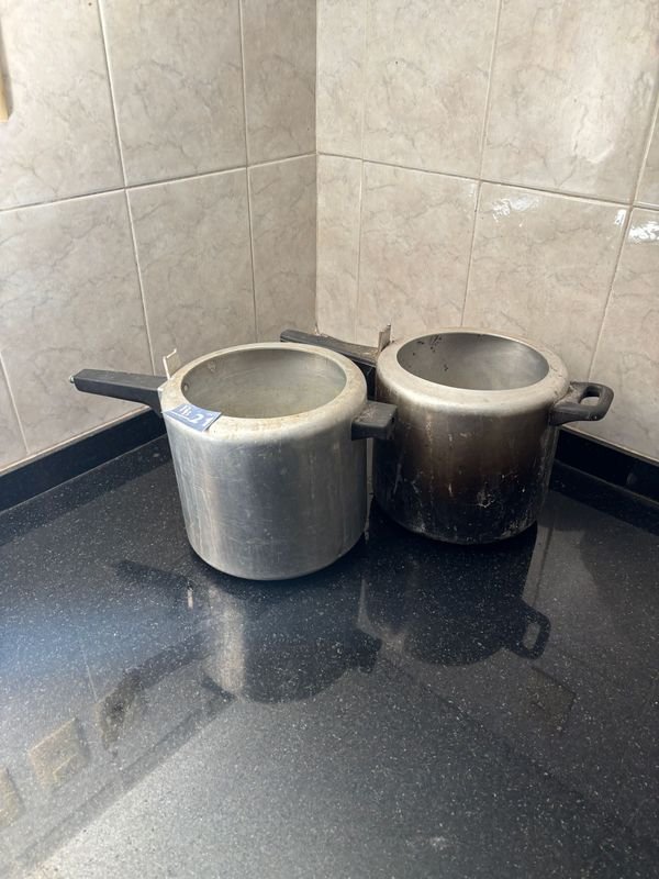 Dos Ollas de Aluminio Sin Tapa