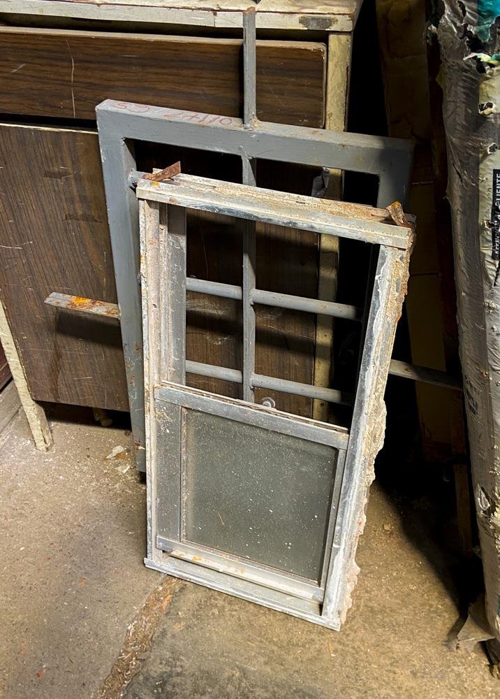 Ventana Chica de Aluminio y Vidrio con Reja - 60x30 cm Gris