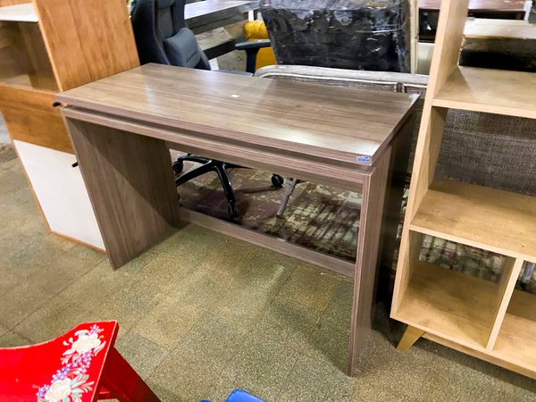 Escritorio moderno de madera color marrón