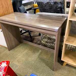 Lote anterior: Escritorio moderno de madera color marrón