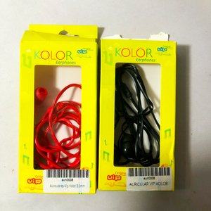 Ocho piezas: Cargadores y auriculares varios - imagen 4