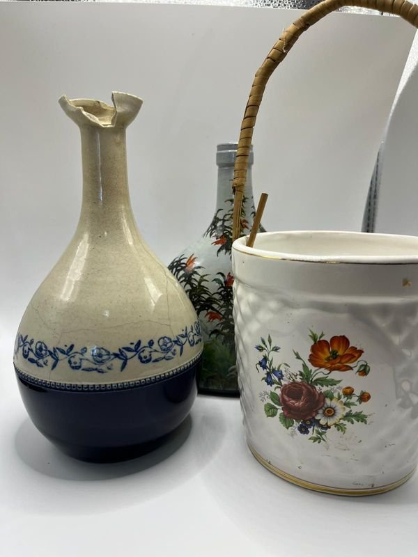 Vajilla de cerámica vintage con botellas y maceta - imagen 1