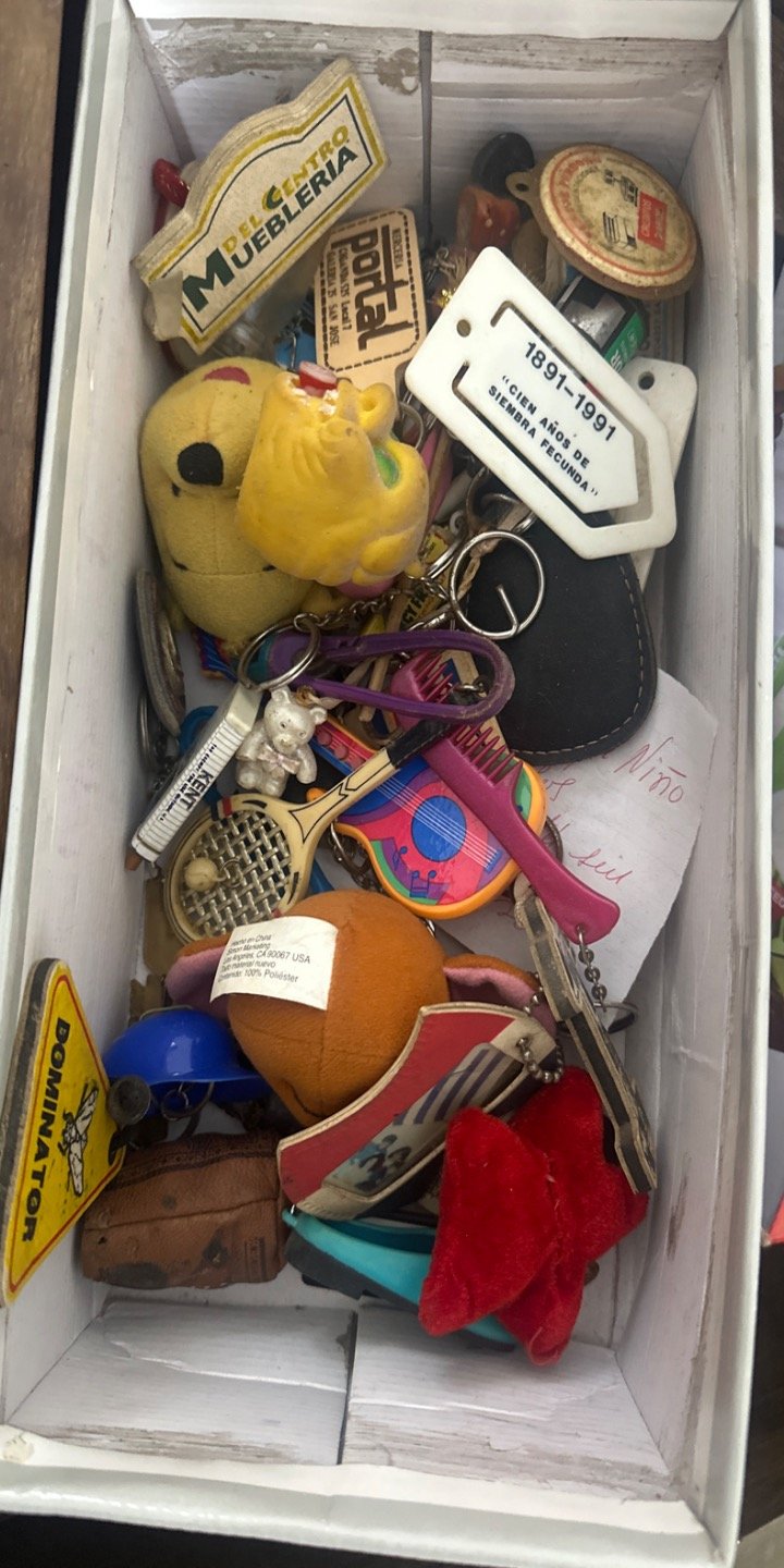 Lote de Llaveros y Objetos Coleccionables Varios