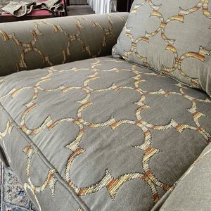 Par de Sillones de 1 Cuerpo Tapizados en Tela Gris con Bordado - imagen 5