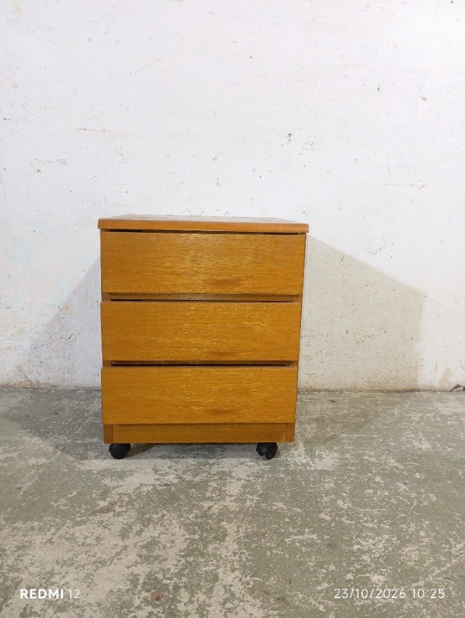 Cajonero de madera con ruedas, 3 cajones