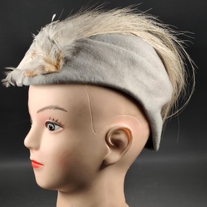 Antiguo Tocado de Dama en Fieltro Gris con Plumas - imagen 4