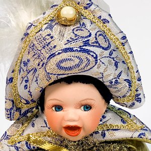 Muñeca de Porcelana con Vestido Azul y Detalles Dorados - imagen 3