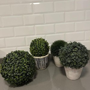 Lote siguiente: Set de 4 Macetas con Plantas Artificiales Decorativas