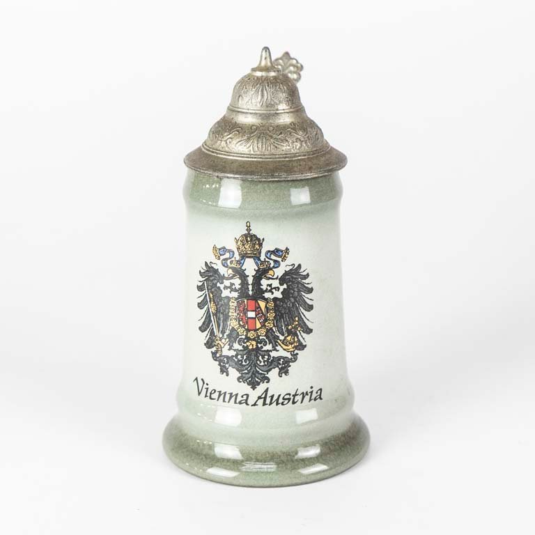 Jarra de cerveza de porcelana austriaca con escudo y tapa de peltre - imagen 1
