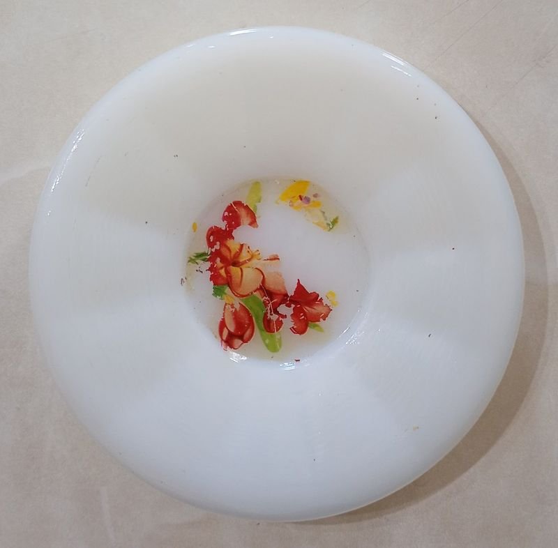 Lote siguiente: Platillo de Opalina blanca, pintado a mano. Decó: motivo floral.