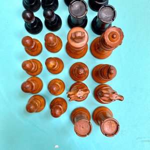 Espectacular juego de ajedrez antiguo con sus piezas realizadas en madera laqueada. Completo con sus 32 piezas. - imagen 4