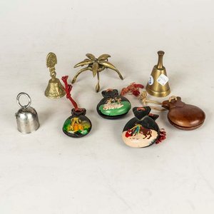 Lote siguiente: Lote de Castañuelas, Campanas y Adorno de Bronce
