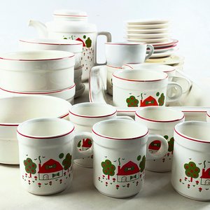 Conjunto de Cerámica Blanca con Guarda Roja: Tetera, Fuentes, Compoteras, Tazas y Pocillos - imagen 3