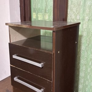 Lote siguiente: Mesa de Luz Moderna con Cajones
