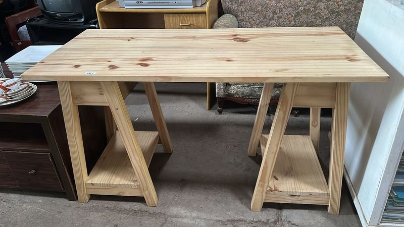 Escritorio de Madera con Caballetes en Buen Estado