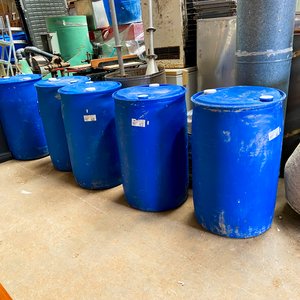 Seis Tarrinas Plásticas Azules de 200 Litros - imagen 2