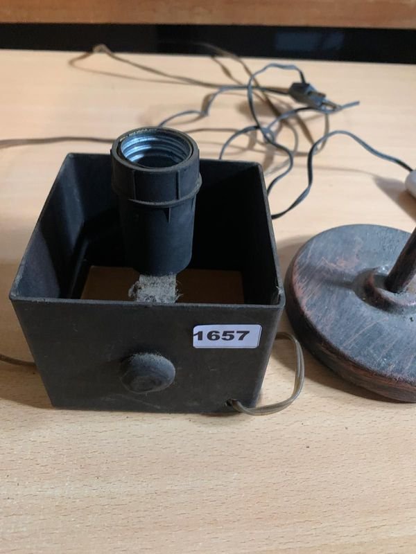 Lámparas de pie con base de madera y accesorios - imagen 2