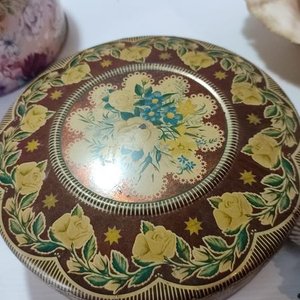 Lote de Latas Decoradas, Caracolas y Plancha Antigua - imagen 6