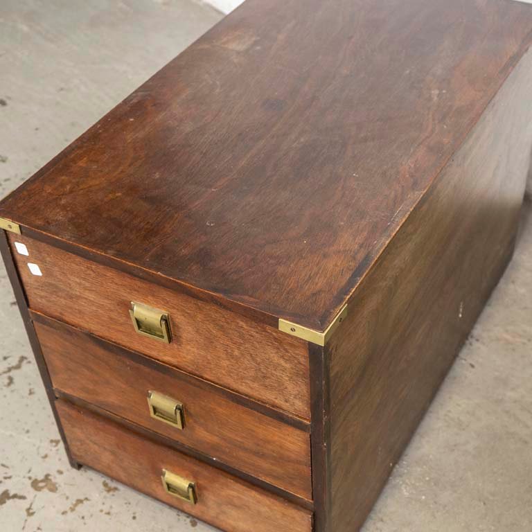 Cajonero de madera con tres cajones y tiradores de bronce - imagen 2